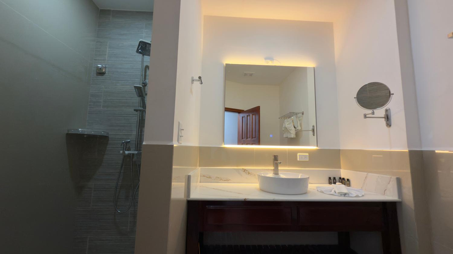 Bathroom 3, Captain Morgan's Retreat