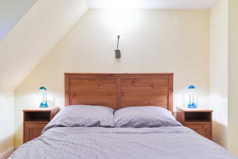 Bedroom 2, Reetdachhaus Sunsbarg, Nordfriesland