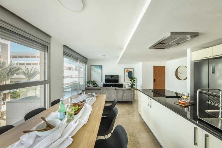 5, Chic 3BR Apt with Balcony, Mamad