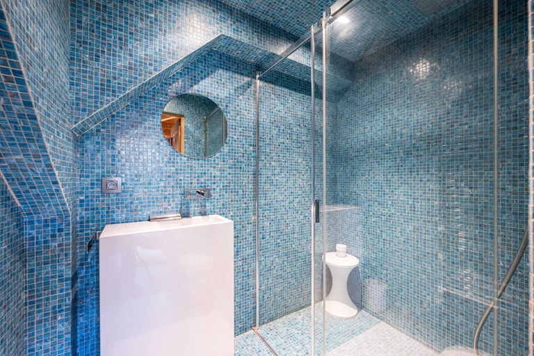 Bathroom 5, Luxury Stay – Comfortable Chalet with Jacuzzi, Haute-Savoie