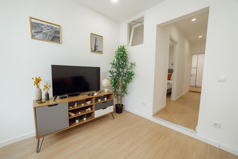 Shared lounge/TV area 3, Lapa Stylish Apartments by Vacationy, Porto