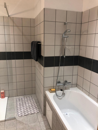 Bathroom 3, Gîte Vichy - 4 Chambres, situé dans le parc du Château de Charmeil, Allier