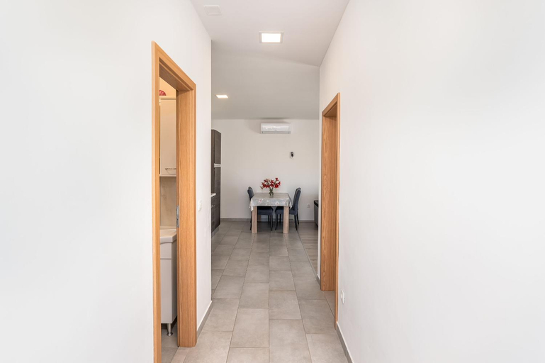Public Area 2, Apartment Baras, Nin