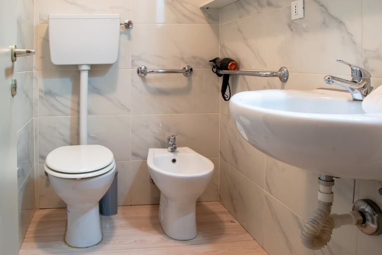 Bathroom 4, Welc-oM Portello Bright Flat free parking, Padua