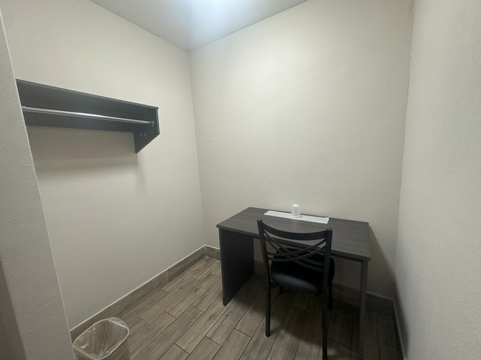 Room 5, Econo Lodge St. Petersburg Central, Pinellas