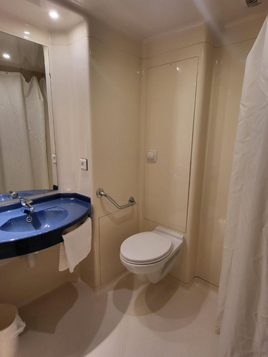 Bathroom 3, ibis budget Saint-Brieuc Yffiniac, Côtes-d'Armor