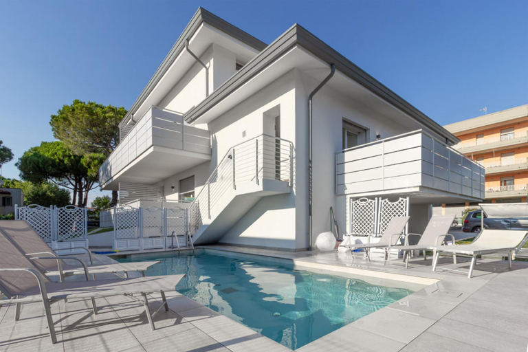 Swimming pool 2, Modern apartment with shared pool, Venezia