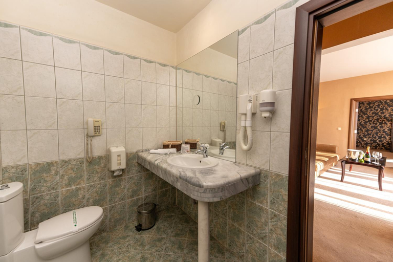 Bathroom 5, Spa Hotel Dvoretsa, Velingrad