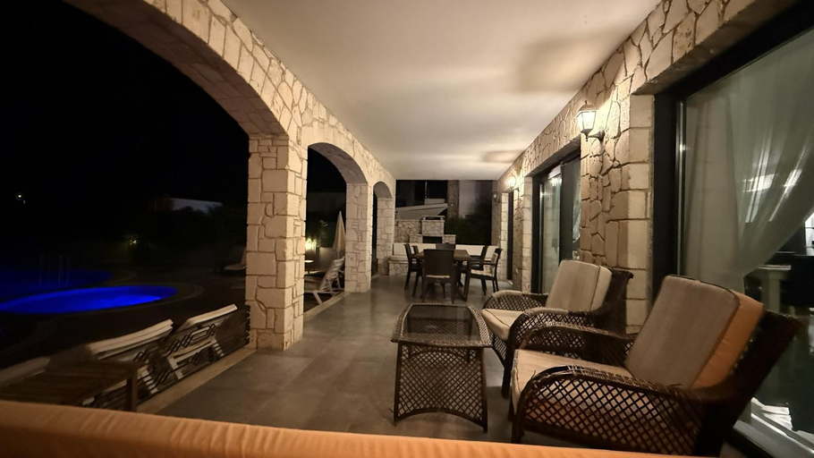 4, Villa-sleeps 9-parking-pool-bbq-hot Tub-pets, Ortaca