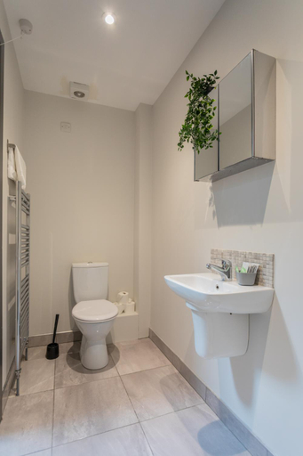 Bathroom 2, Central Belfast Apartments: 7 Camden Street, Belfast