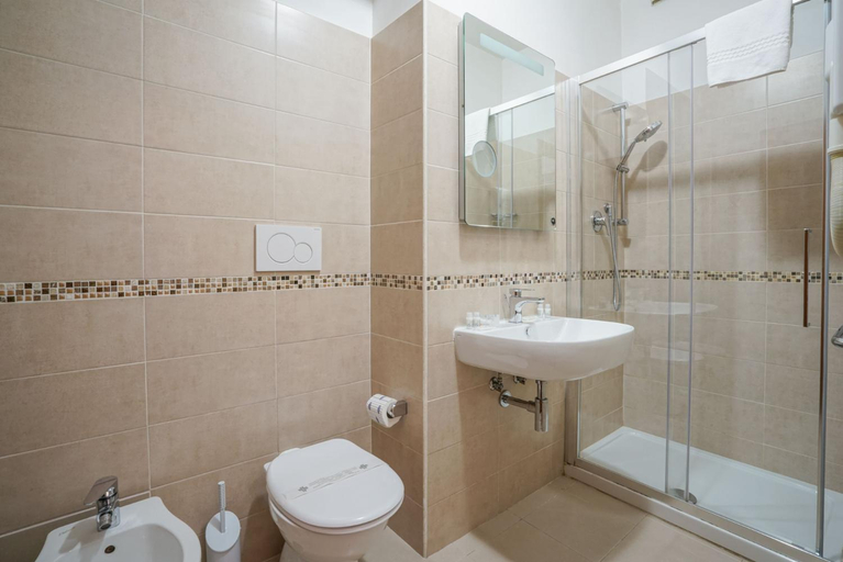 Bathroom 3, Hotel St Moritz, Roma