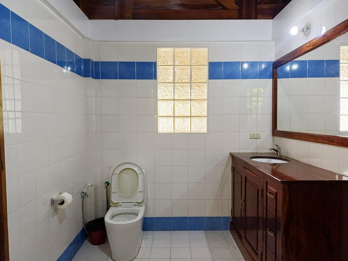 Bathroom 3, Rainbow Bay Beach & Dive Resort, Siquijor