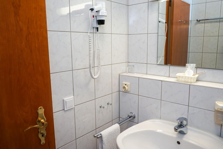 Bathroom 3, Hotel Lorosch, Main-Kinzig-Kreis