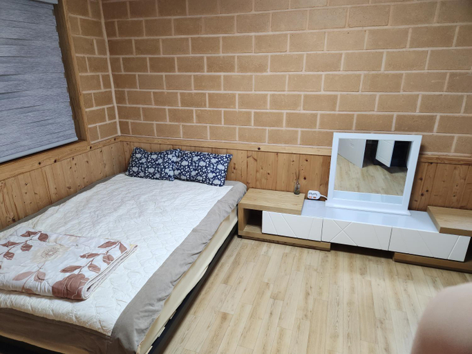 Bedroom 1, Samhyeongjebonggil Pension, Gangneung