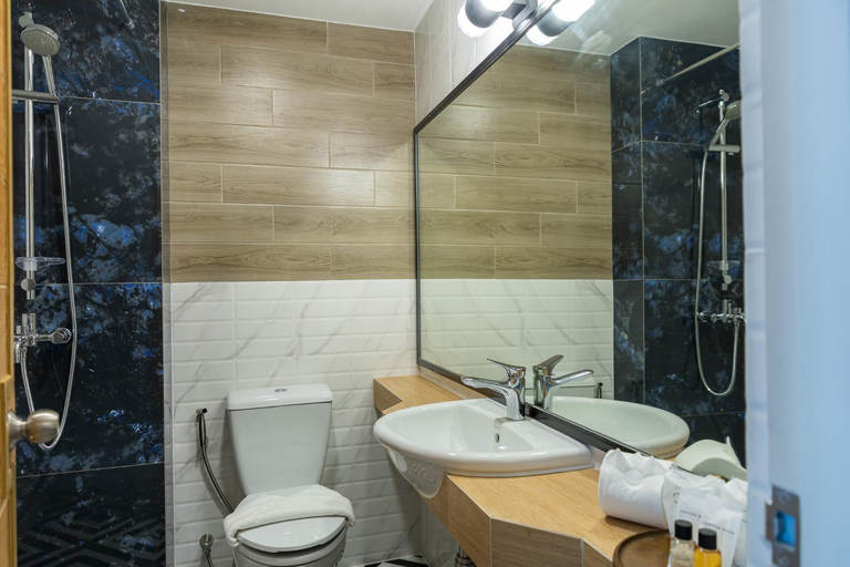 Bathroom 4, Hotel Pattaya Beach, Pattaya