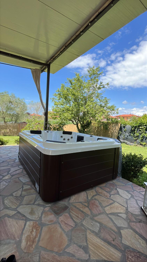 Food & Drinks 4, casa vacanza con piscina grande e idromassaggio jacuzzi, Livorno