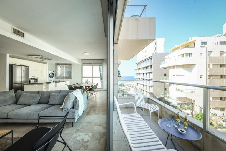 4, Mamad Chic 3BR Apt with Balcony, Mamad