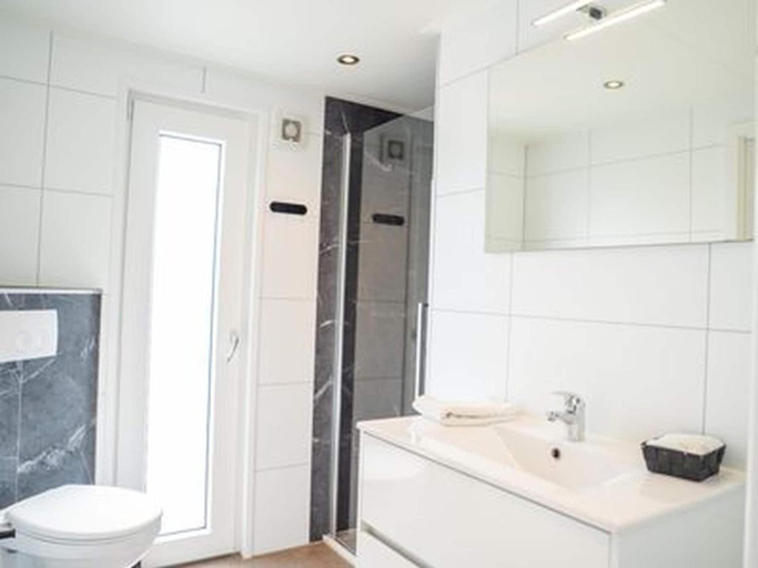 Bathroom, Beautiful chalet on the water in a holiday park, Eersel