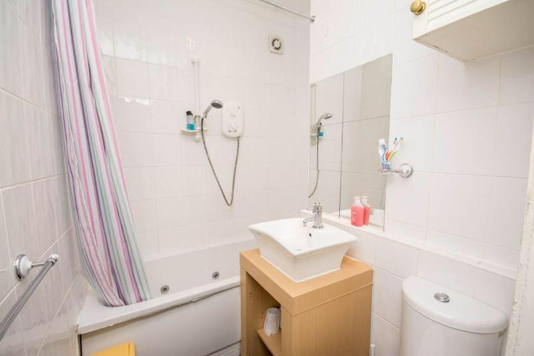 Bathroom 3, Lauriston Central Roomz Edinburgh, Edinburgh