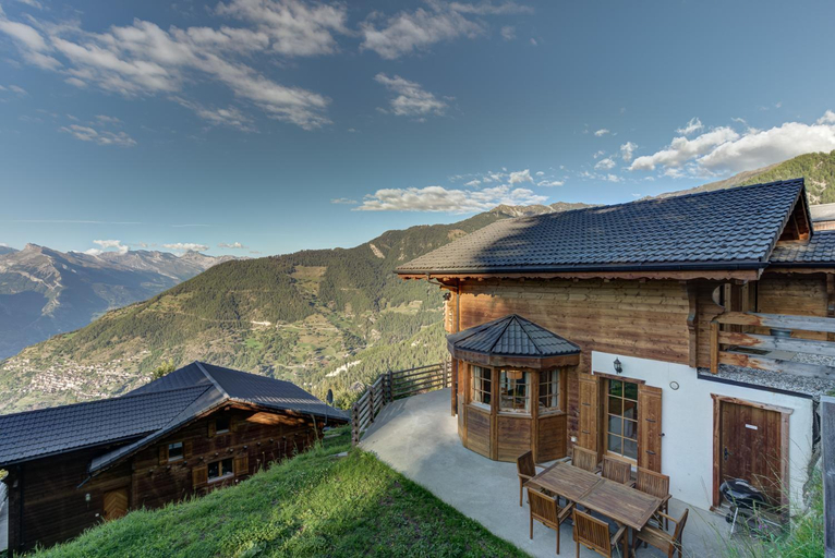 Exterior & Views