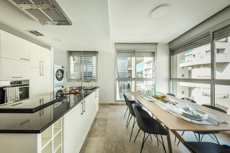 4, Chic 3BR Apt with Balcony, Mamad