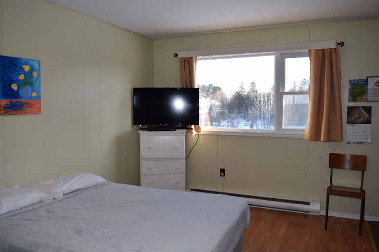 Bedroom 2, Port Loring Northland Motel, Parry Sound