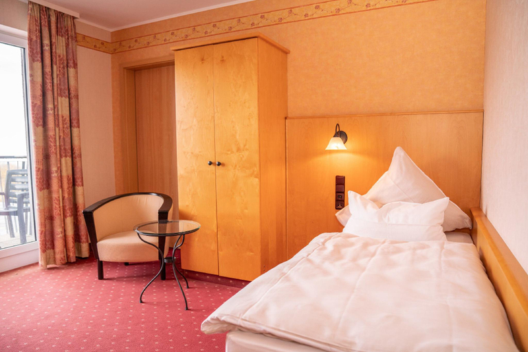 Bedroom 3, Hotel Lowenstein, Vulkaneifel