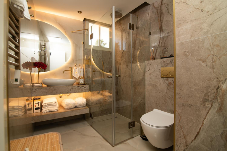 Bathroom 2, Rose Suite