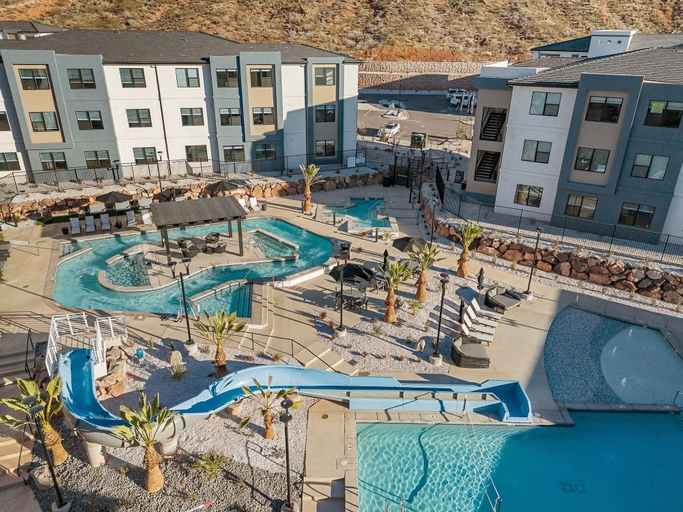 Pool 4, Pinyon Pines #103 2 Bedroom Condo, Washington