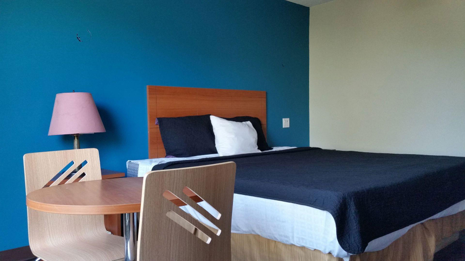 Bedroom 2, Avenue Motel, Peel