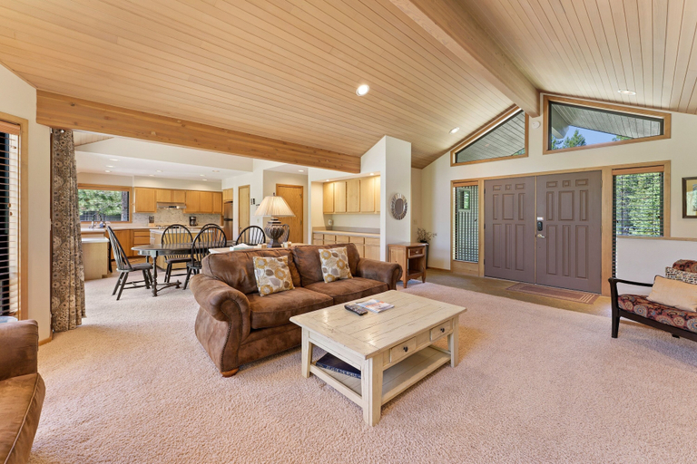 Interior 4, 10 Tan Oak Home features Private Hot Tub and BBQ on the Deck by RedAwning, Deschutes