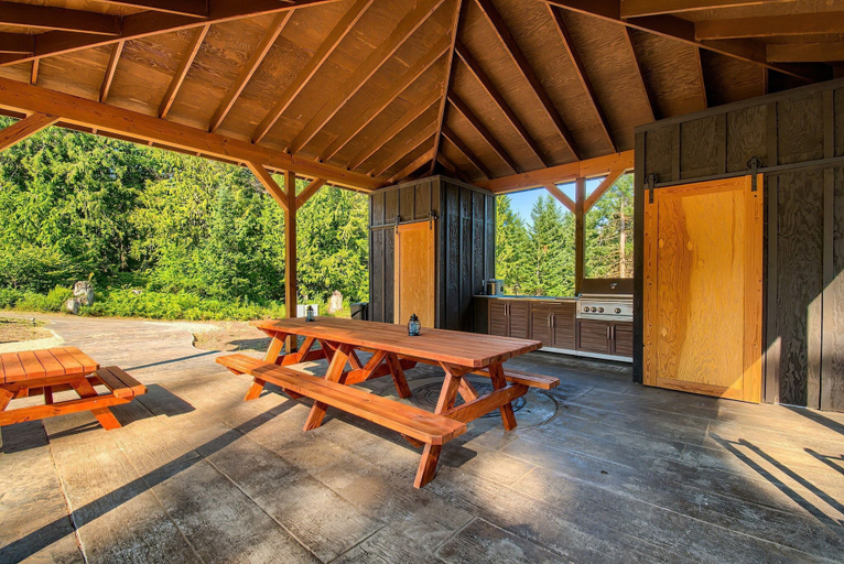 Outdoor dining 3, Maple Hill Lodge 3 Bedroom Home by RedAwning, Skamania