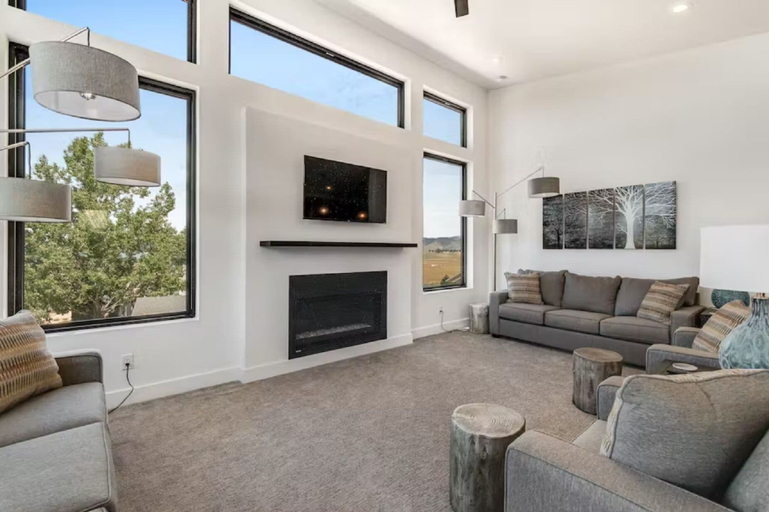 Living area 4, Ultra-Modern House Overlooking Bear Lake, Rich