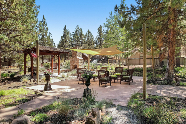 Terrace/patio 2, Big Bear Home features Private Entrance and Patio with Fire Pit by RedAwning, Deschutes
