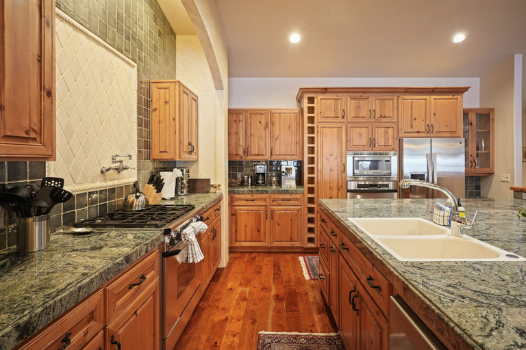 Private kitchen 4, 20 Red Cedar 3 Bedroom Home, Deschutes