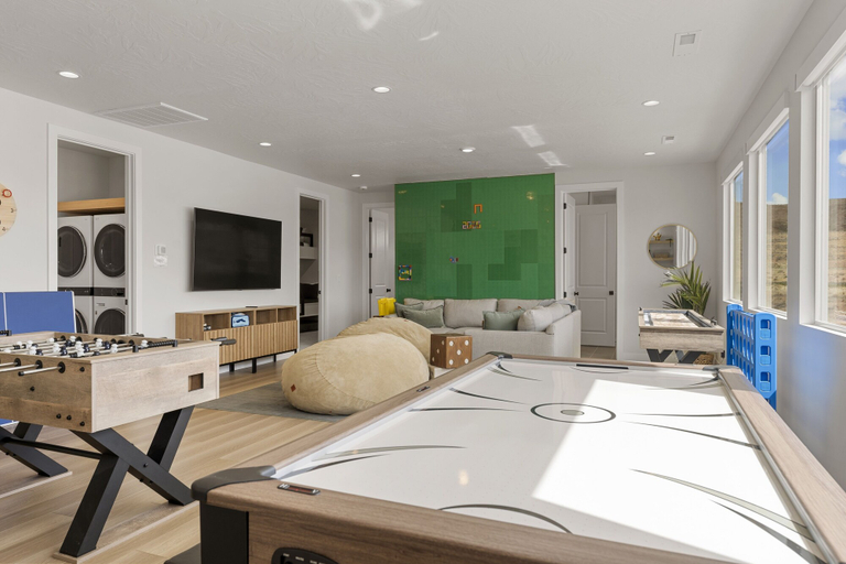 Game room 4, Green Acres 8 Bedroom Townhouse, Washington
