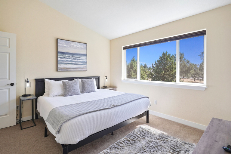 Room 4, Present Pheasant 2 Bedroom Home, Deschutes