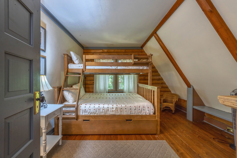 Room 2, Pet-Friendly Baja Norte Home with Xbox and Board Game by RedAwning, Hood River
