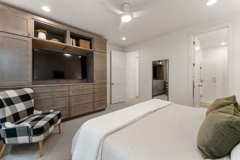 Room 4, Casa Sol 4 Bedroom Townhouse, Washington