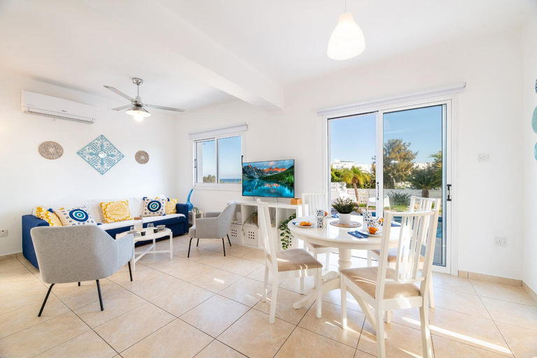 Shared lounge/TV area 3, Blue Horizon Villa in Protaras