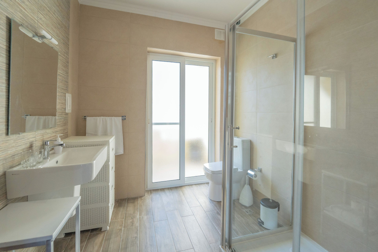 Bathroom 5, Chic Modern 1BR APT near Salina Bay, Saint Paul's Bay