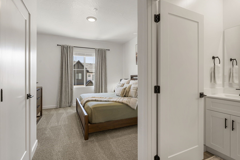 Room 5, Ripple Retreat 4 Bedroom Townhouse, Washington