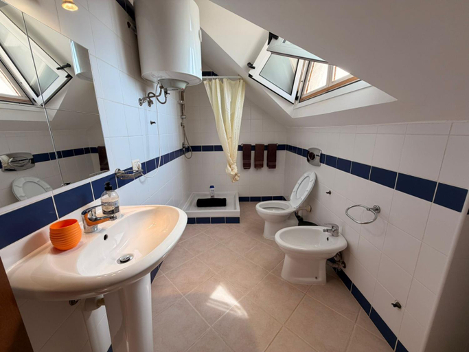 Bathroom 4, Leme Bedje Three bedroom - By Bobbywashere