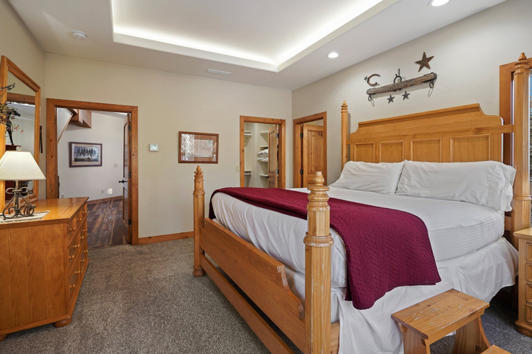 Room 3, 11 Vine Maple 5 Bedroom Home by RedAwning, Deschutes