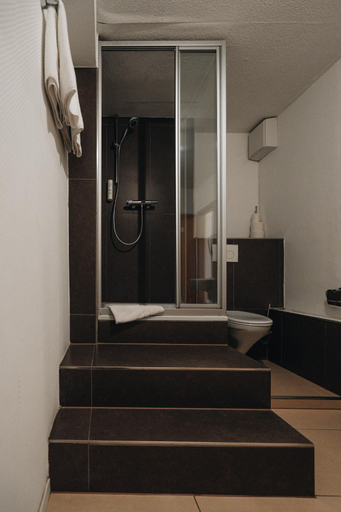 Bathroom 4, Hotel Latio, Köln