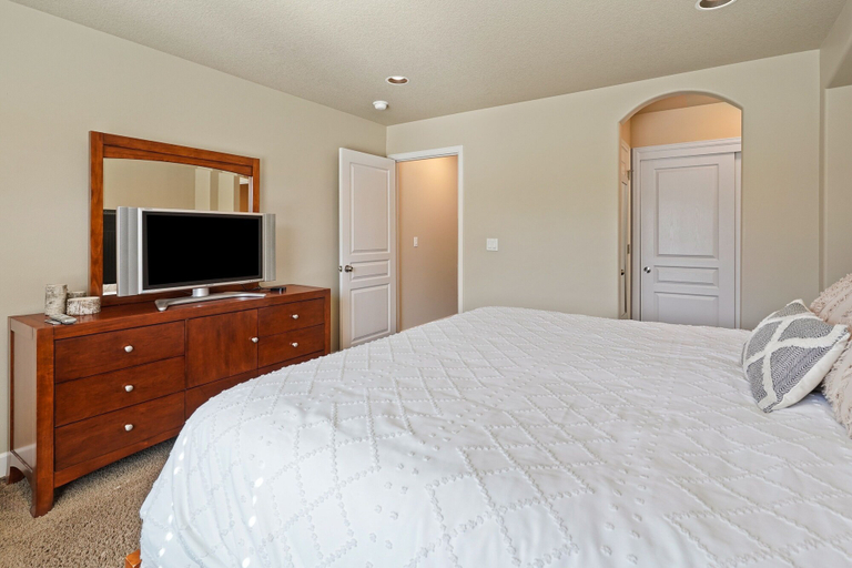 Room 3, Ellie 30 Days Minimum 3 Bedroom Home by RedAwning, Deschutes