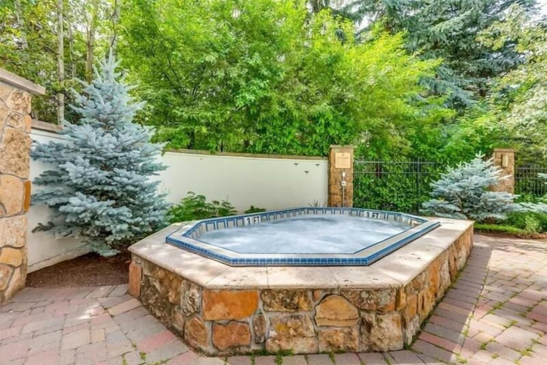 Outdoor spa tub, Nine Vail Road Condos with Easy Access to Gondola by RedAwning, Eagle