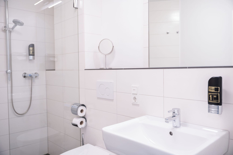 Bathroom 2, ALEMBRA - Wein Style Hotel, Trier