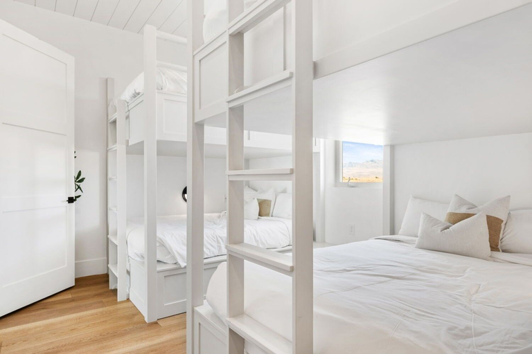 Room 5, The Beach Front Max 14 Bedroom Home, Washington
