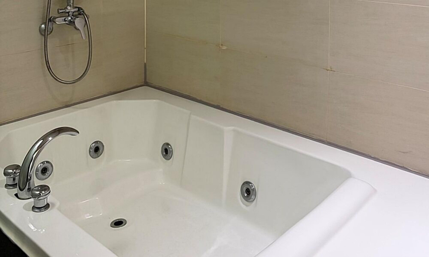 Bathroom 3, Premiers Hotel, Jung